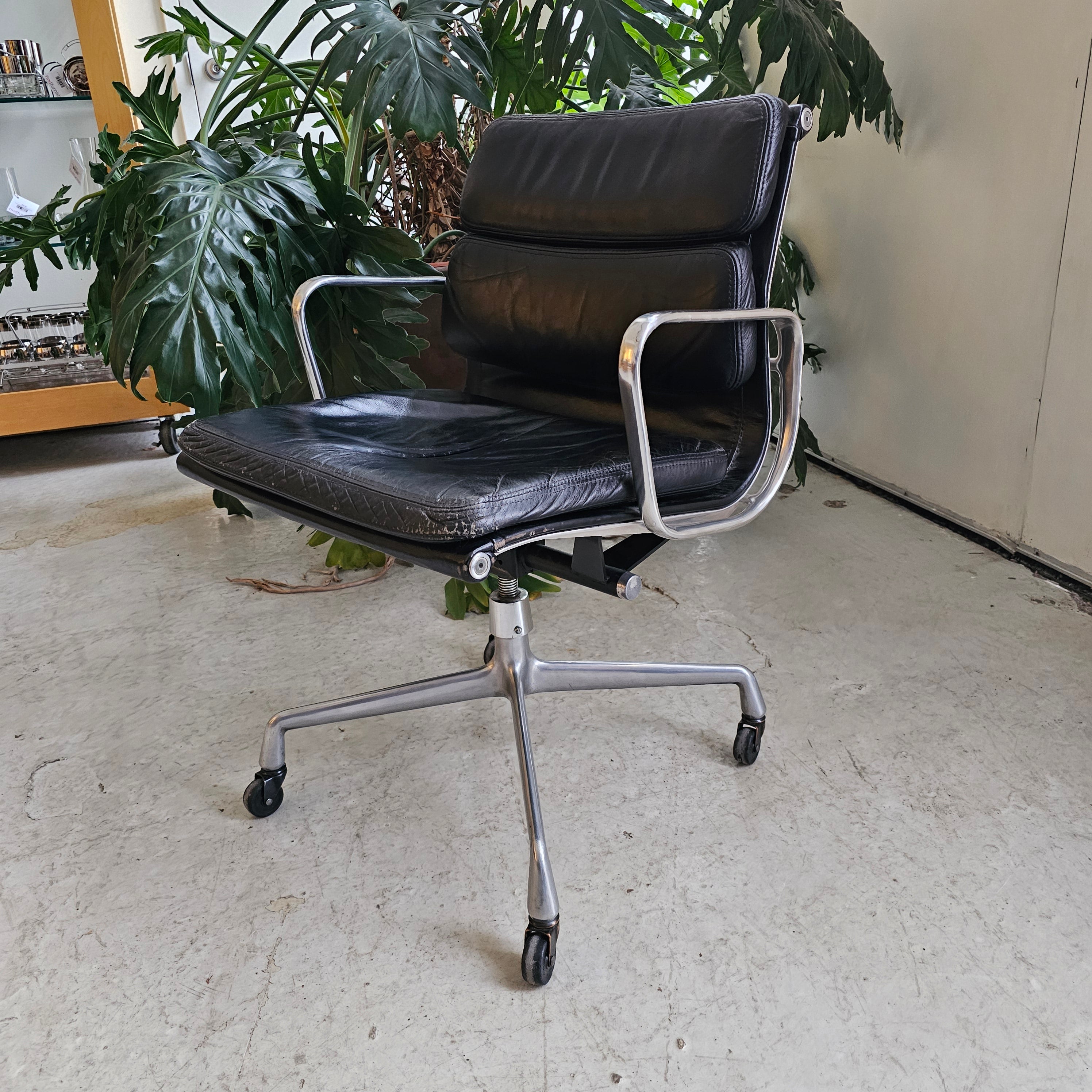 Eames soft pad online management chair