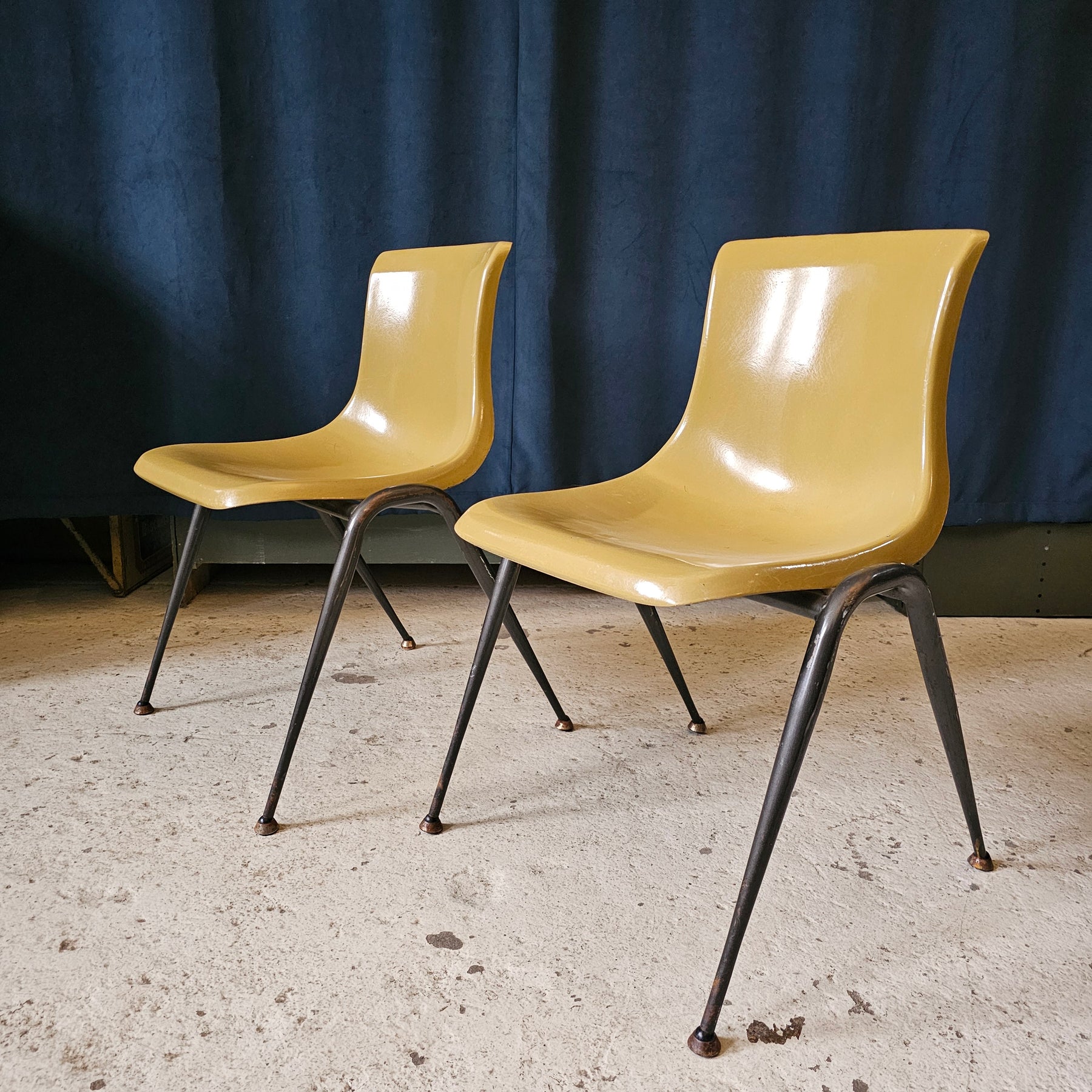 Umbo stacking online chairs